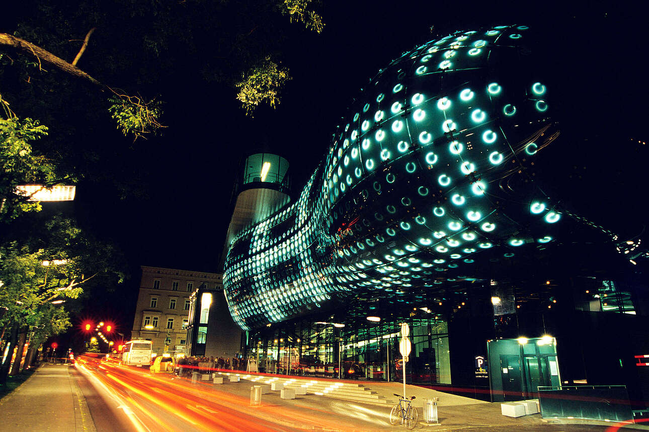 Grazer Kunsthaus bei Nacht